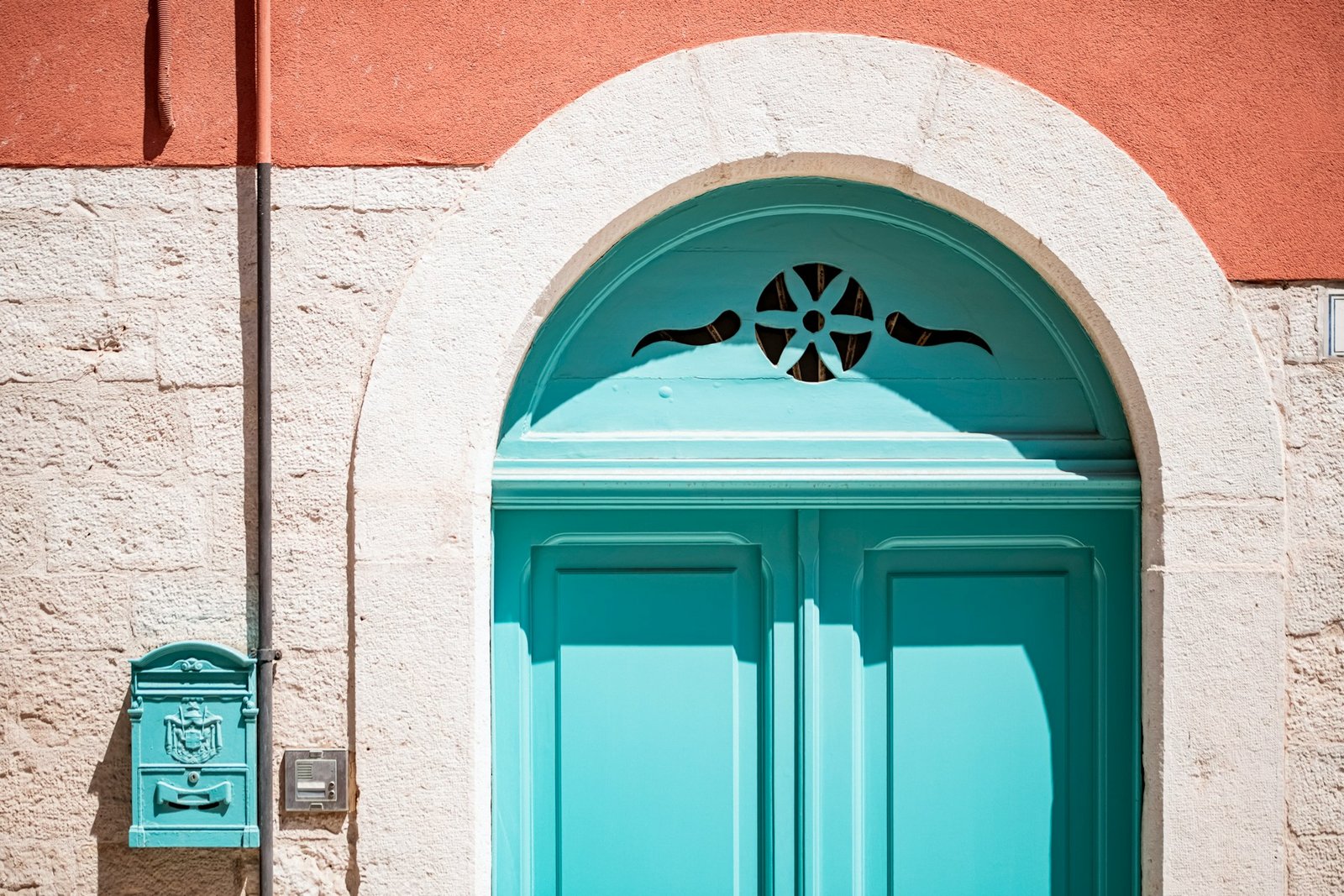 Außenansicht eines Briefkastens mit geschlossenem Schloss