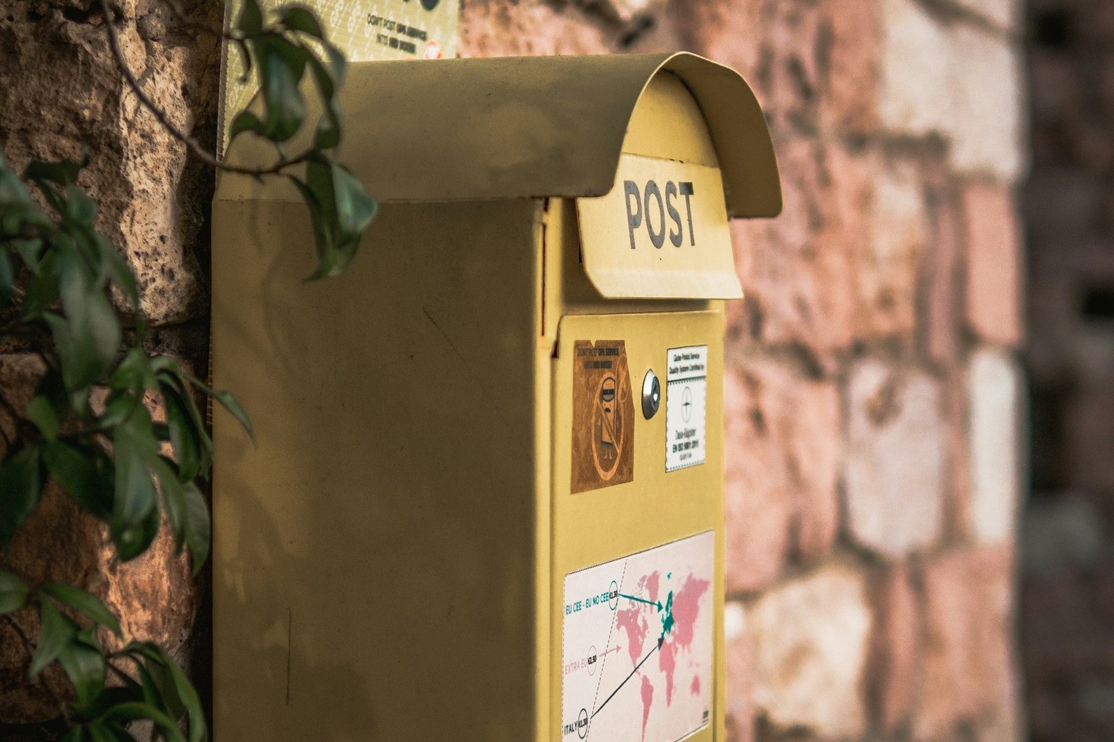 Verschiedene kleine Zylinderschlösser nebeneinander auf einer Fläche