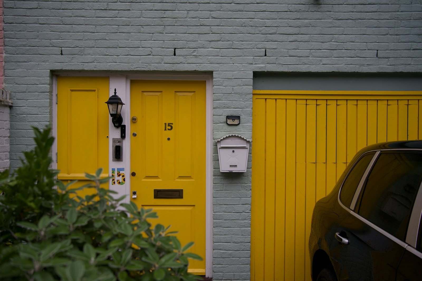 Person arbeitet mit Werkzeug an einem kleinen Schloss