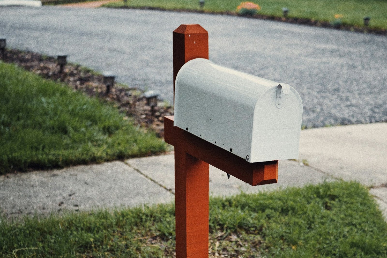 Überfüllter Briefkasten mit herausragenden Briefen