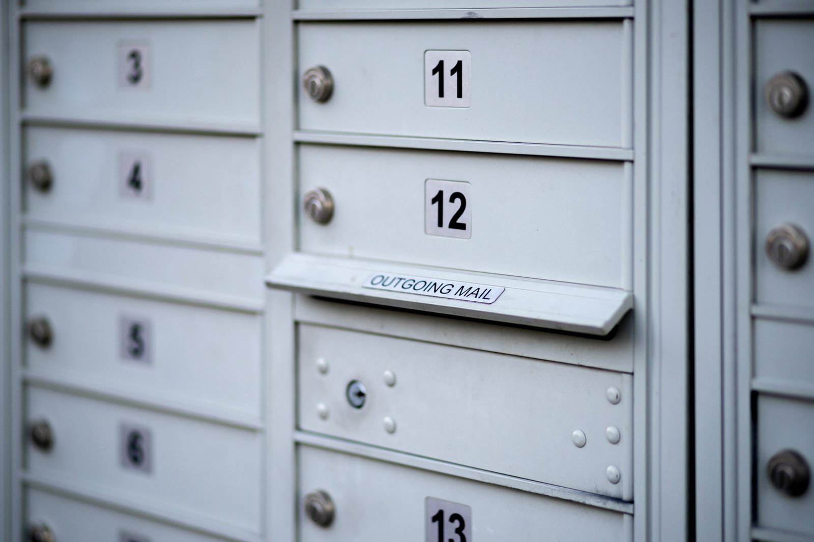 Älteres Briefkastenschloss am Kasten