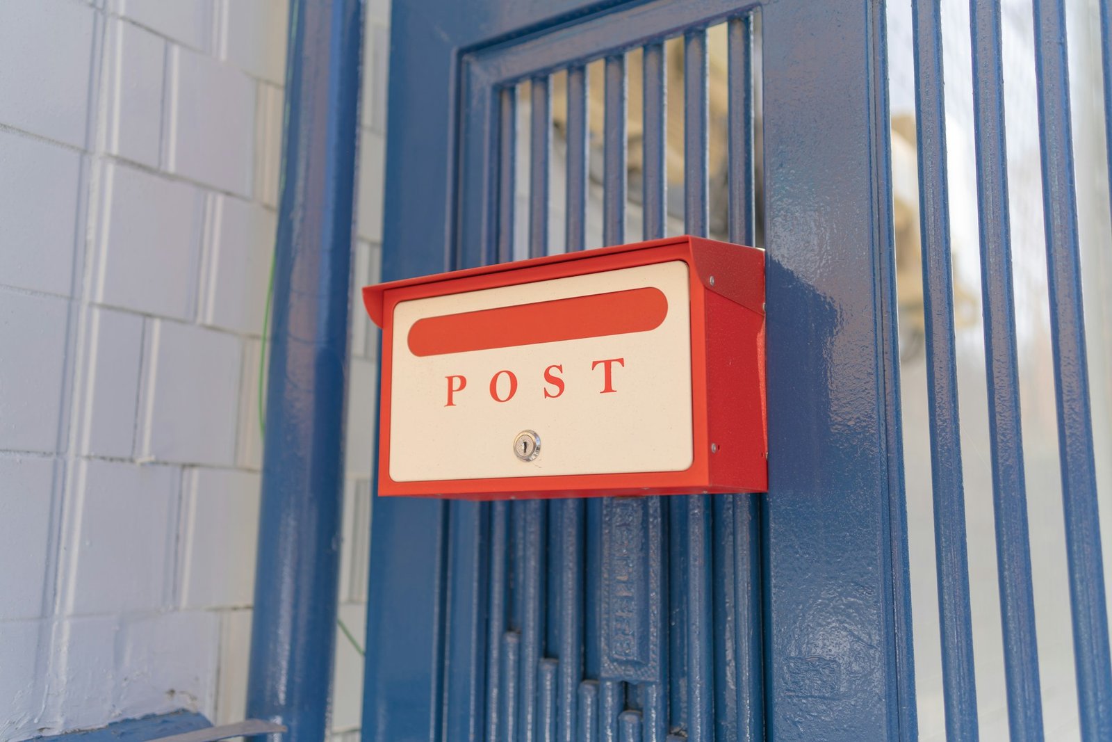 Briefkastenschloss wird gewartet